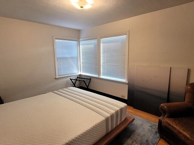 Building Photo - Charming Single-level Home, Fully Furnished + WIFI. Convenient NE Location! Pilot Butte, Downtown.