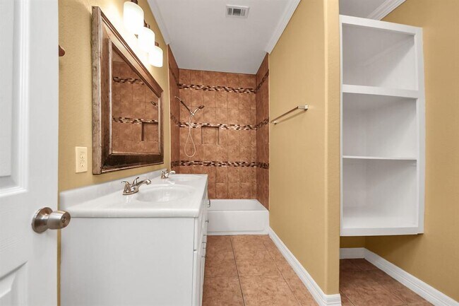 Building Photo - 11643 Antoine Dr