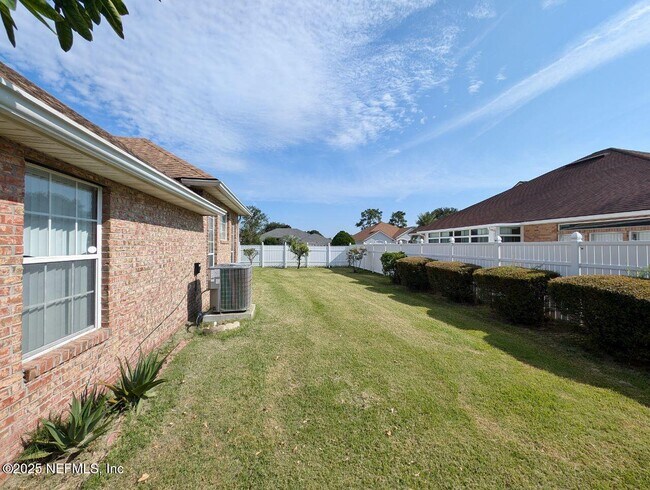 Building Photo - 2413 Cedar Trace Dr W