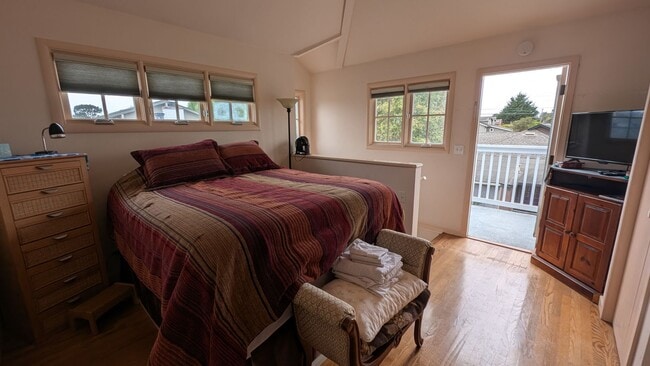 Building Photo - Quaint Historical Home near Downtown Pacif...
