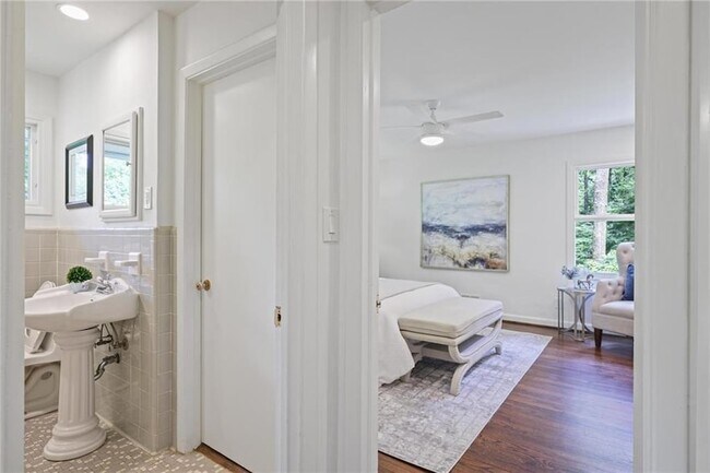 Building Photo - 2800 Mornington Dr NW