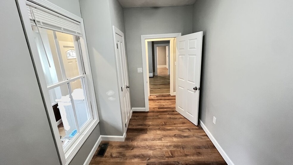 Building Photo - 31 Ridgeway St