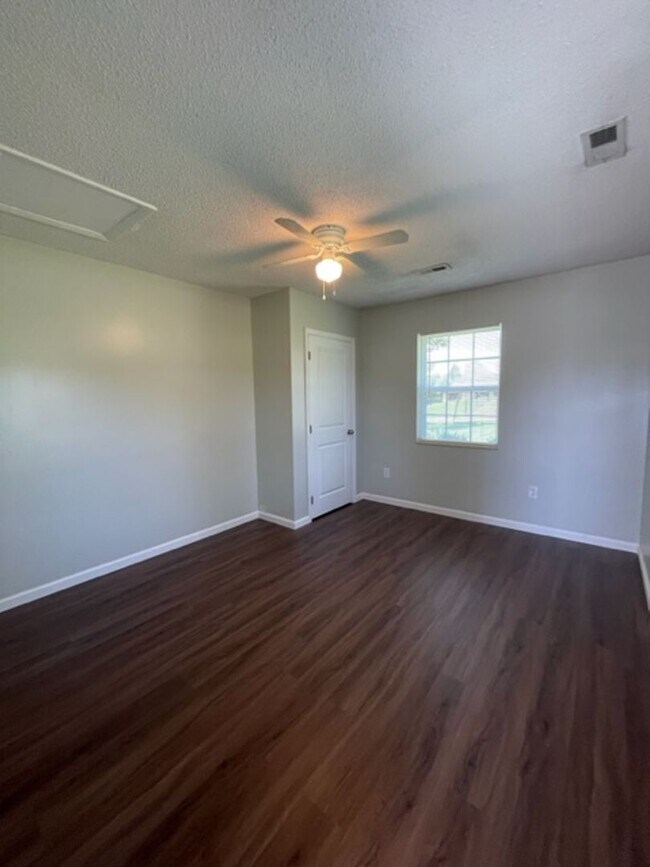 Building Photo - Maryville 37801 - 3 bedroom, 1.5 bath home - Contact Debra Johnson (865) 591-8281