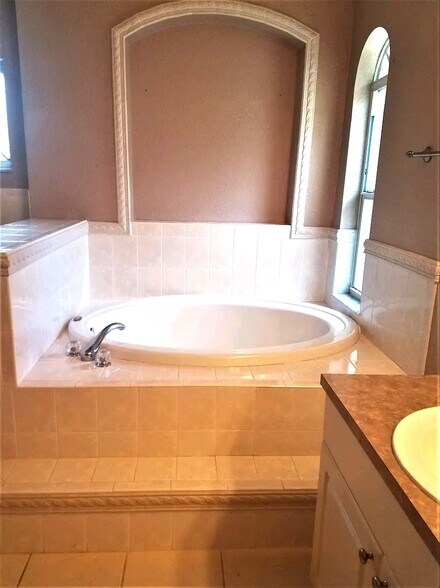 Building Photo - 9260 Sedgefield Rd