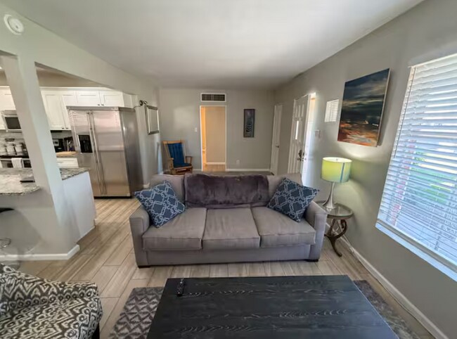 Building Photo - Spacious 2 Bed / 2 Bath Main-Floor Home in Phoenix, AZ
