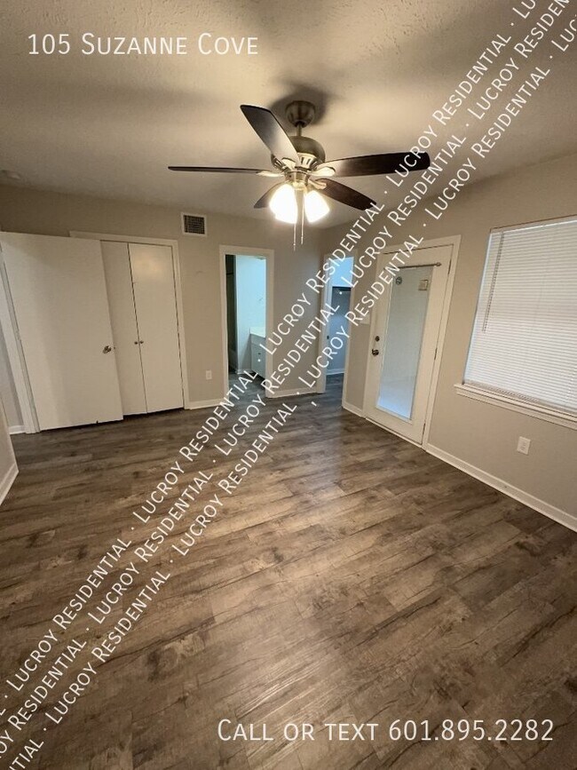 Building Photo - Updated 4-Bedroom Duplex with Fireplace in...