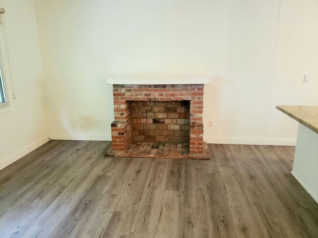 Building Photo - 713 Huntley Dr