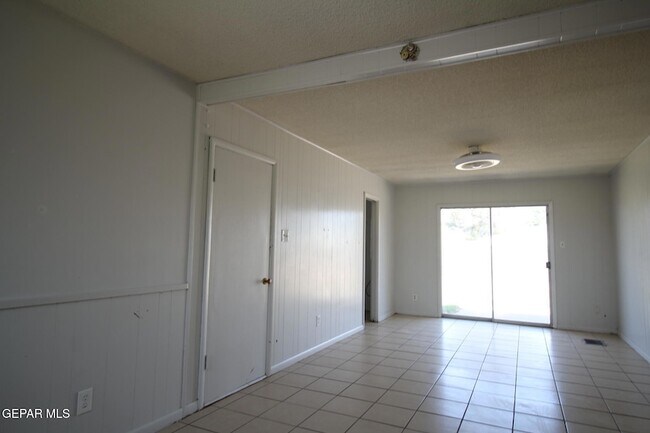 Building Photo - 317 Thunderbird Dr