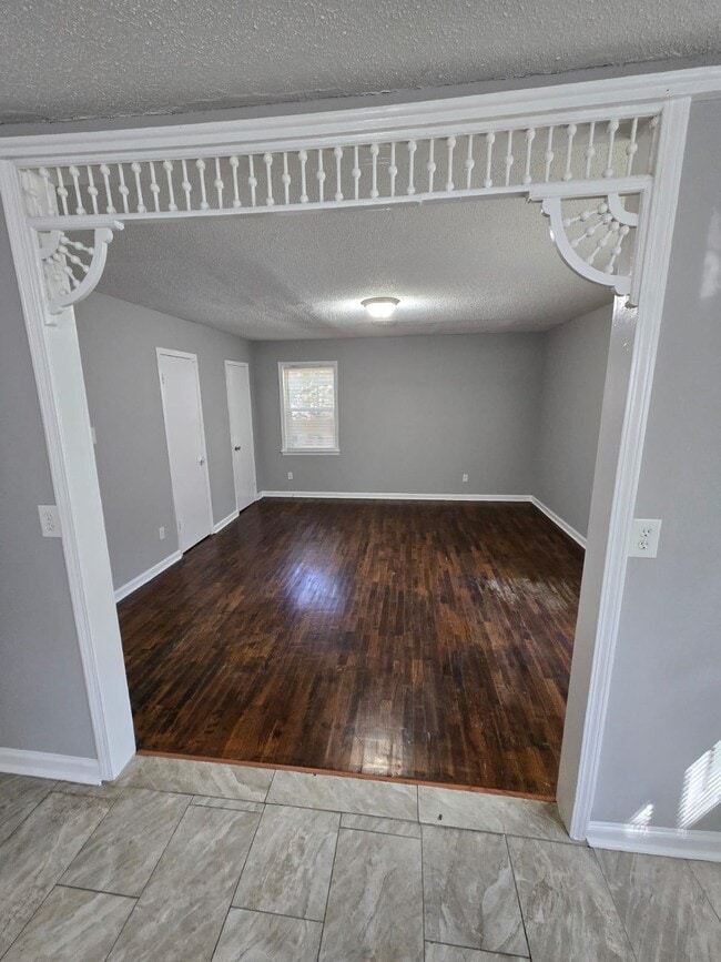 Building Photo - 204 Greenlaw Ave