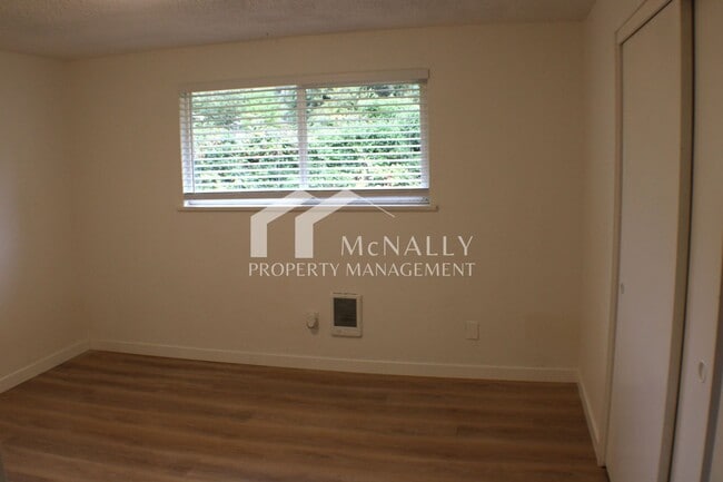 Building Photo - Updated 2 Bedroom Duplex with Garage and P...