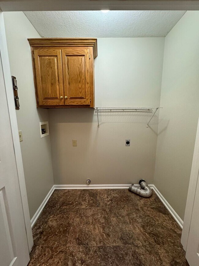 Building Photo - 3-Bedroom Duplex with Open Living Area & Private Owner’s Suite