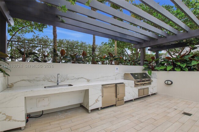 Building Photo - 301 Altara Ave