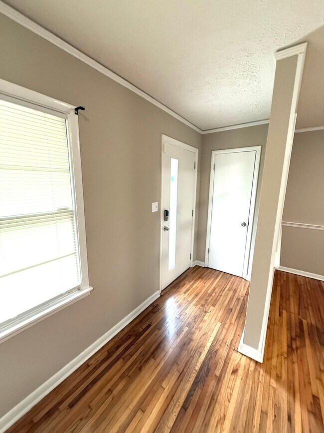 Building Photo - ** 3 bed 2 bath located off perry hill ** ...