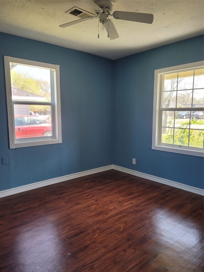 Building Photo - 500 Bluebonnet Dr