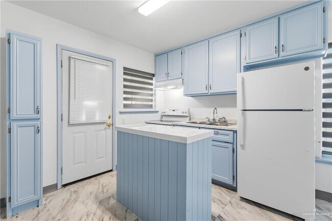 Building Photo - 14 Ash St