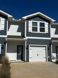 Building Photo - Beautiful Newer Townhouse with all LVP