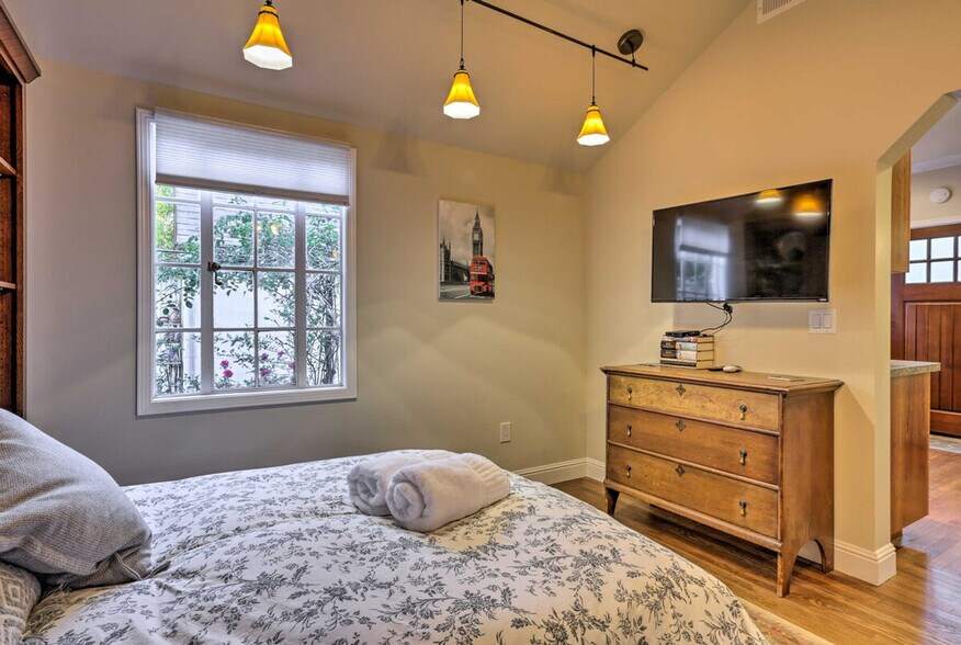 Building Photo - 1942 Cno. A Los Cerros