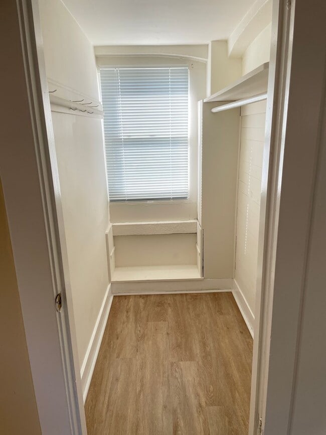 Building Photo - Available Now -  2 Bedroom House