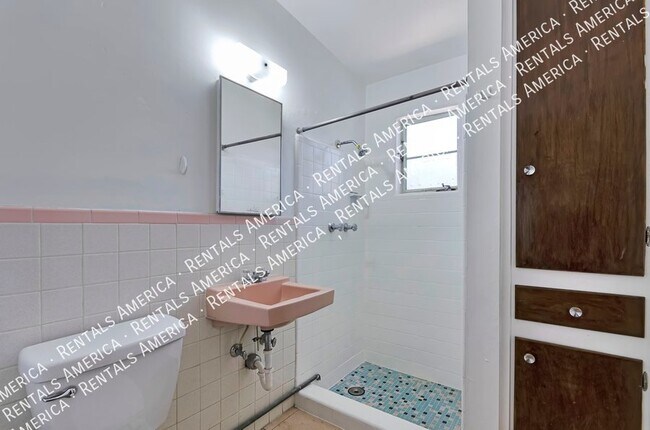 Building Photo - 219 W 28th St