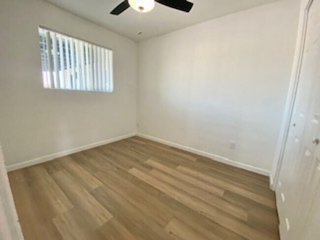 Building Photo - 4 bed 3, bath with connected guest house