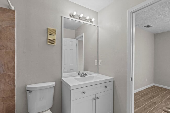 Building Photo - Beautiful 2 Bed, 2 Bath Townhome