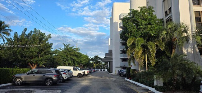 Building Photo - 1650 NE 115th St