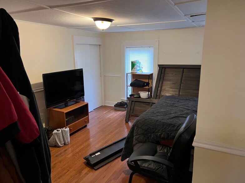 Building Photo - 154 Jenness St