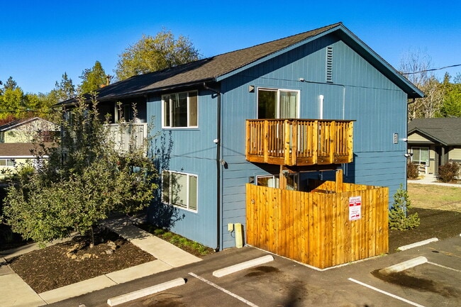 Building Photo - Affordable, Attractive 2-bed in a small Complex