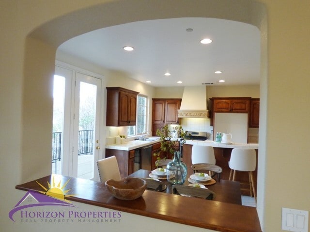 Building Photo - Modern Three-story 5 Bed 3.5 Bath 2,601 sqft Fair Oaks Home