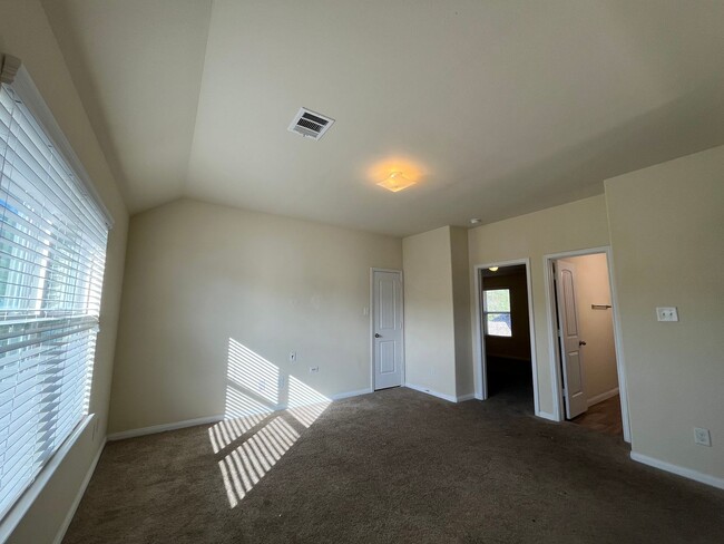 Building Photo - Move-in ready Charming 4-Bed, 2.5-Bath Hom...