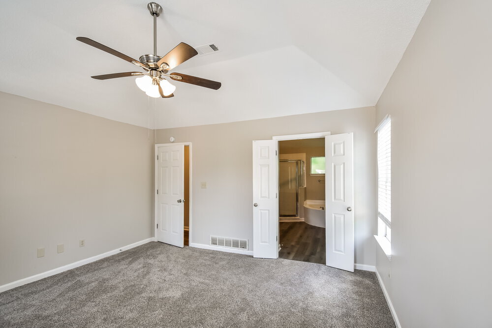 Building Photo - 10237 Green Moss Dr N