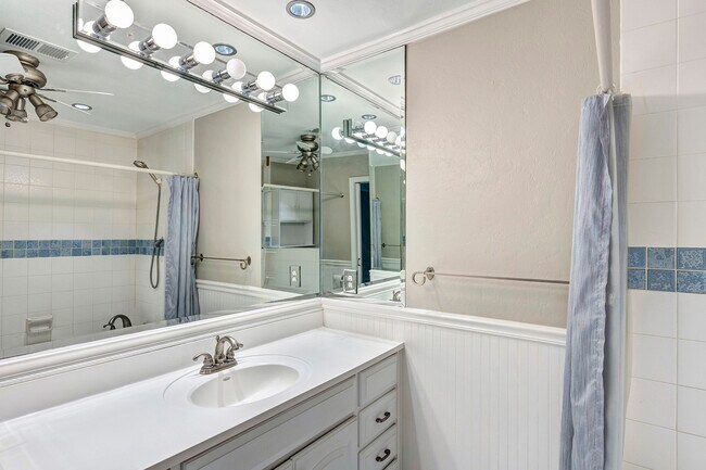 Building Photo - 1135 W 31st St