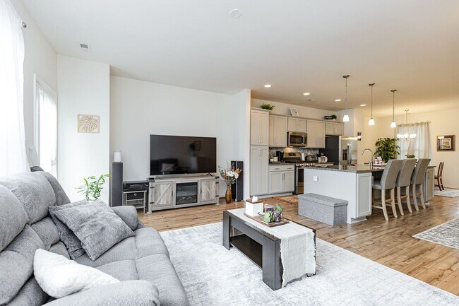 Building Photo - Gorgeous and Modern Home Available