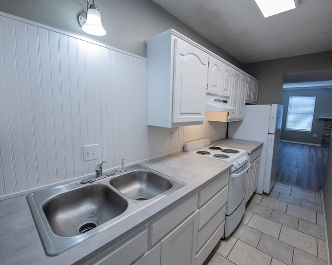 Building Photo - 2305 E Kantz Cv