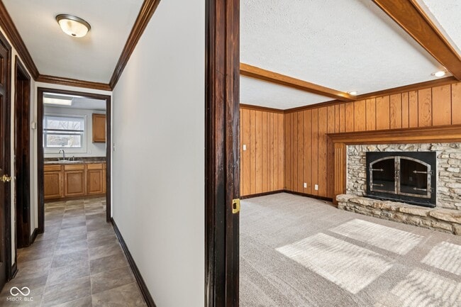 Building Photo - 218 W Main St