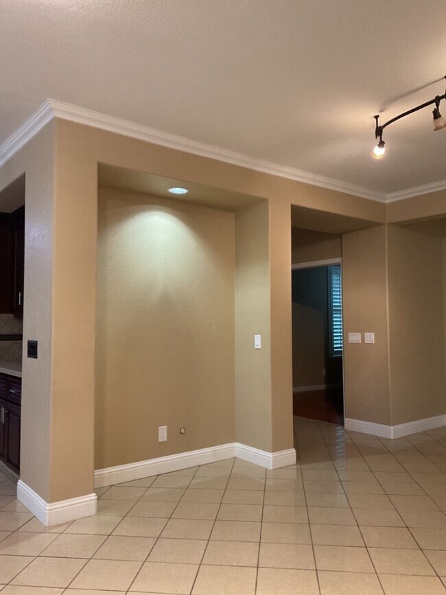 Building Photo - Gorgeous Home in Gated Community