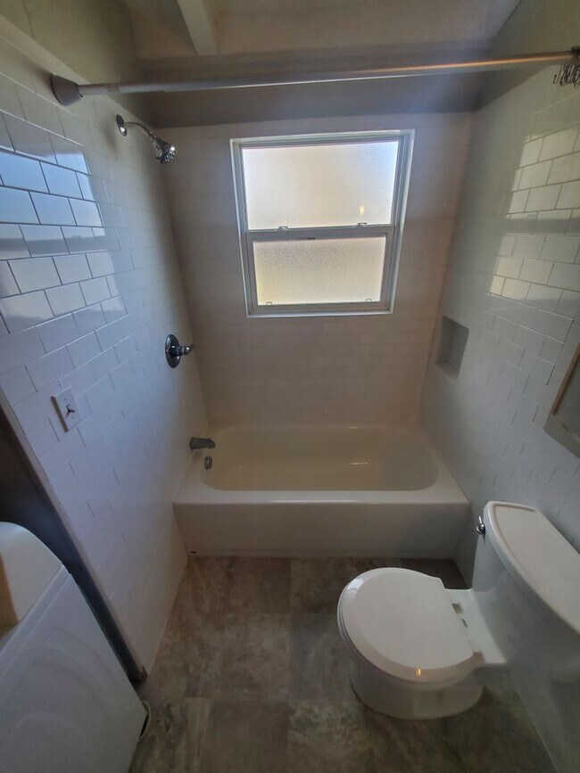 Building Photo - Spacious Ranch Style 4 BR Available in Aug...