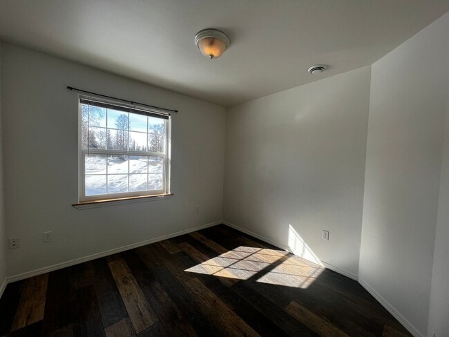 Building Photo - YEAR ROUND RANCH HOME