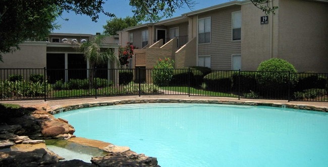 Pool - Creekside Villas Apartments