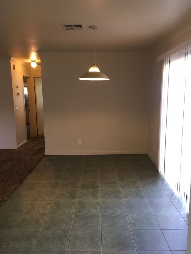 Building Photo - East Redding Duplex off Shasta View