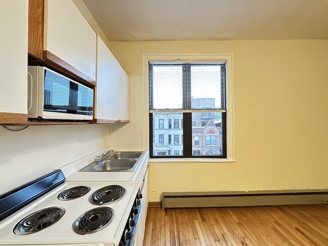 Building Photo - 640 W Barry Ave