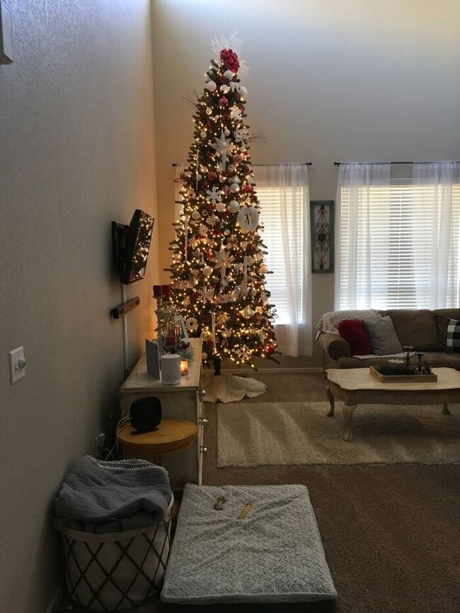 Building Photo - Stunning 3 Bed / 2.5 Bath 2-Story Home in ...
