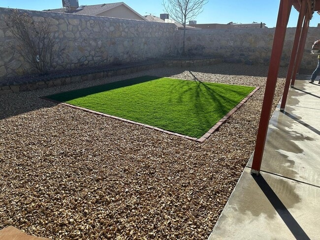 Building Photo - Beautiful East side House 3 bed-2.5 baths in front of Park