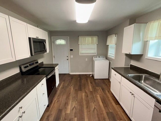 Building Photo - 3 bedroom 1.5 bathroom house