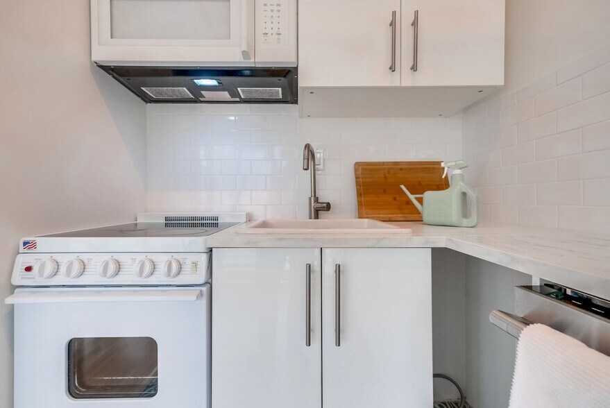 Building Photo - 999 N Doheny Dr