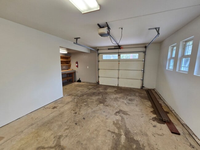 Building Photo - Cute 2 Bedroom House with Lovely Pond and ...