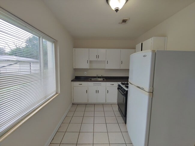 Building Photo - Cute 3BR/1BA cottage with central heat & a...
