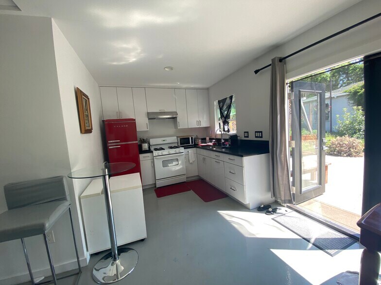 kitchen - 3047 Edgehill Dr