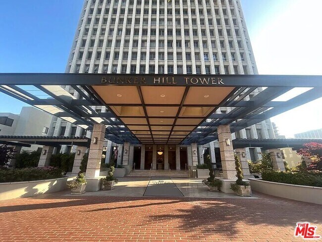 Building Photo - 800 W 1st St