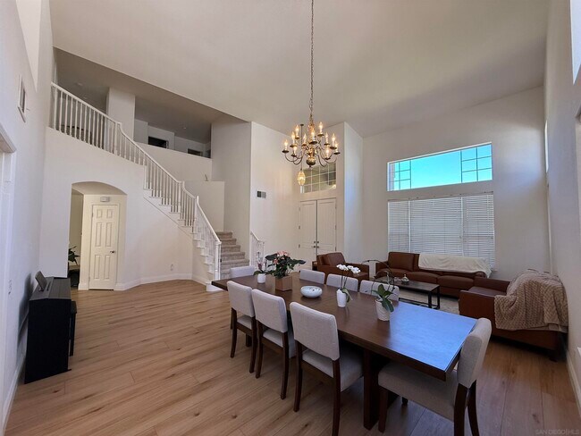 Building Photo - 5006 Palmera Dr